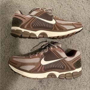 Nike Vomero 5 in Brown & Cream